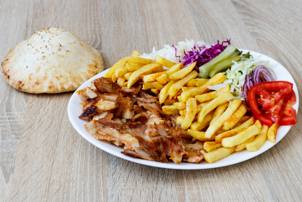 Teller Kebab mit Pommes